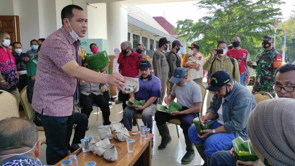 Wali Kota Banjarbaru Aditya Mufti Ariffin bersama PKL Pasar Bauntung