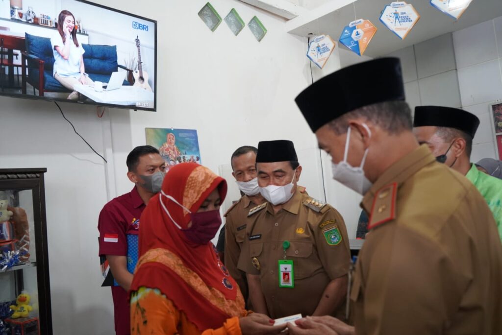 Bupati Zairullah Azhar Serahkan KKS dan Buku Tabungan untuk Peserta KPM PKH 1 IMG 20210629 WA0104