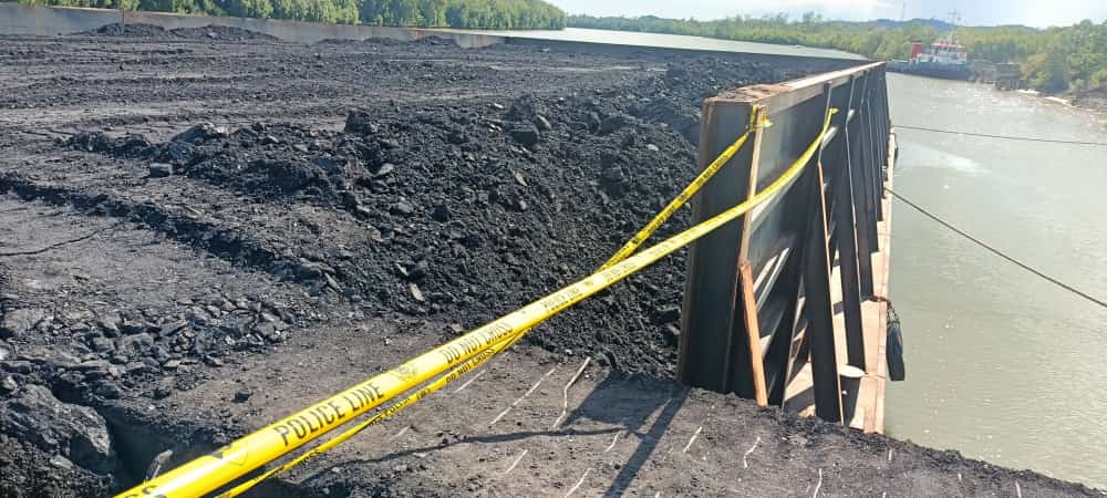 Setelah Amankan Puluhan Alat Berat, Satrekrim Polres Tanbu Juga Amankan Tongkang dan Tumpukan Batubara Di SBT KM 9 Kecamatan Simpang Empat. 1 IMG 20211124 WA0024