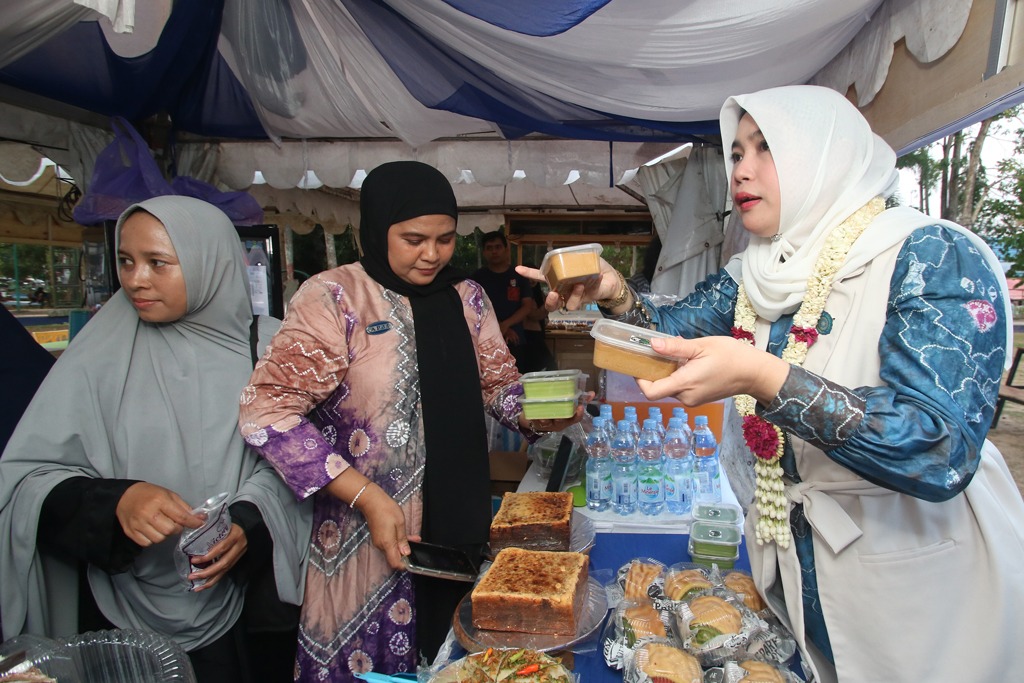 Perdana 5 Dinas Bersatu Menggelar Festival Cinta Kabupaten Banjar Untuk Memasaran Produk UMKM 1 WhatsApp Image 2023 10 31 at 21.42.45