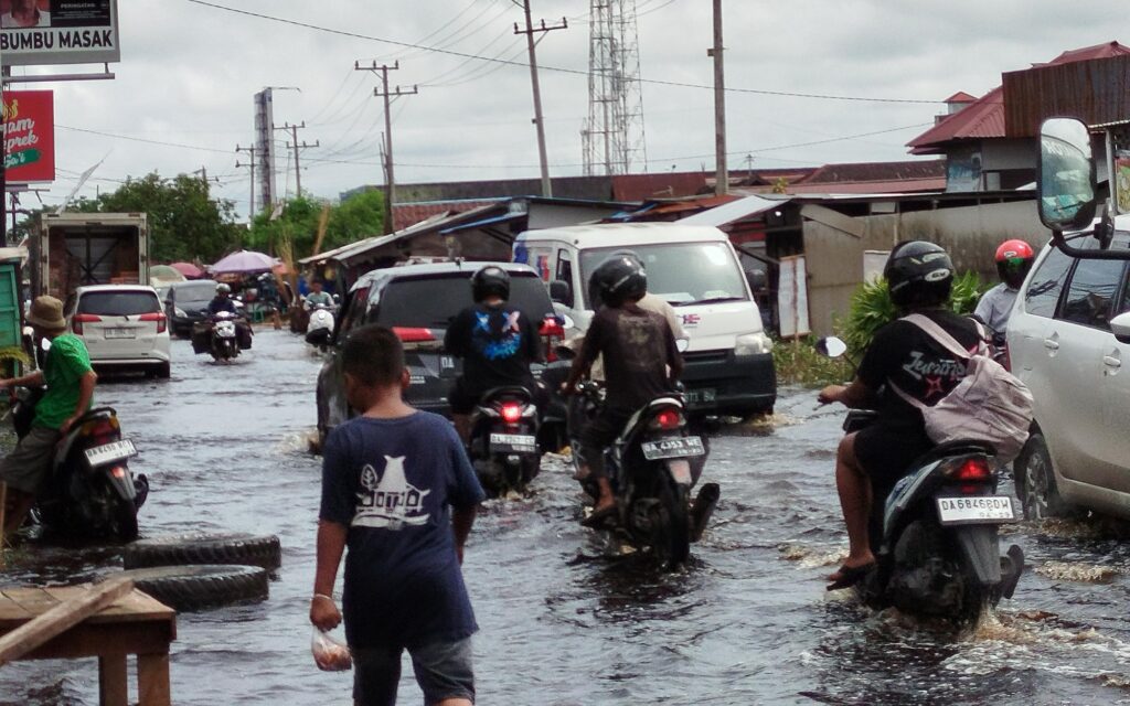 Ruas Jalan dan Rumah Terendam Banjir, Warga Kelurahan Gambut Mengungsi 1 img 20250123 wa0001633872730012764770