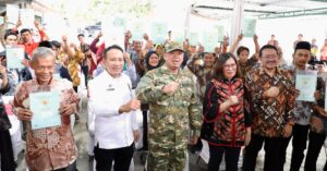Menteri Nusron Serahkan 965 Sertipikat Tanah, Bukti Prinsip Keadilan Pemanfaatan Lahan 1 image editor output image2102666883 17407109847443713426856395372370