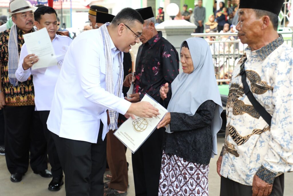 Wamen ATR/Wakil Kepala BPN Serahkan 1.641 Sertipikat Redistribusi Tanah ke Warga Majalengka 1 img 20250215 wa00145149984452956125105