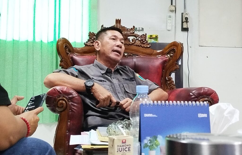 Satpol PP Banjar Terkesan 'Santai', Tumpukan Sampah di Aliran Sungai Jalan Pemurus Kertak Hanyar Kini Jadi Polemik 1 img 20250226 wa00017012147962936280828
