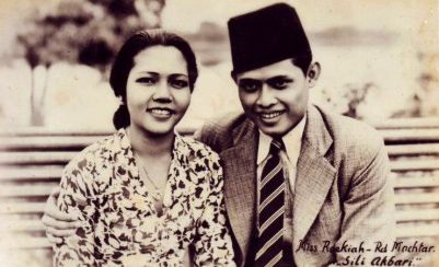 Roekiah: Bintang Pertama Perfilman Indonesia yang Bersinar Abadi 2 siti akbari postcard 11937486721638150531