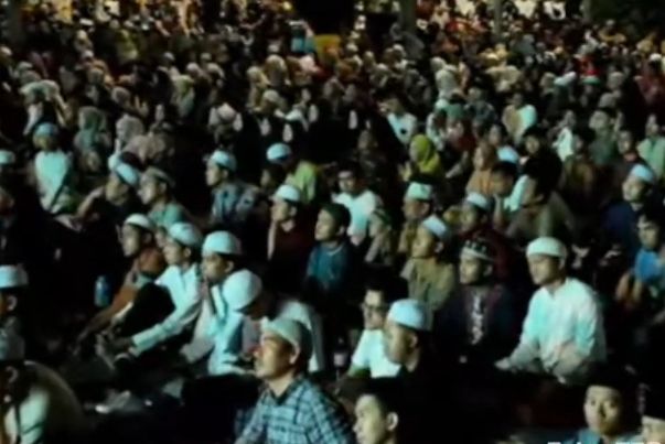 Ribuan Jamaah Hidiri Tabligh Akbar Ustaz Abdul Somad, Wali Kota Banjarbaru Erna Lisa Sampaikan Pesan dari Luar Daerah 1 img 20250623 003319885097462654188618