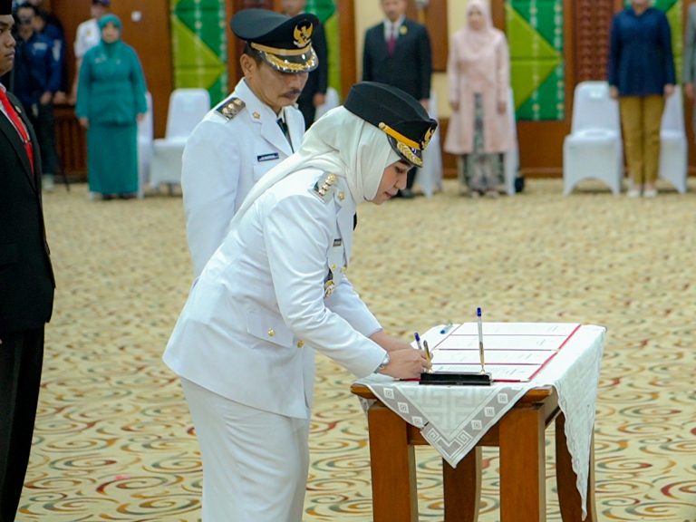 Erna Lisa Halaby–Wartono Resmi Dilantik, Pelantikan Wali Kota Banjarbaru Tandai Awal Kepemimpinan Baru 1 Pelantikan 1 768x576 1