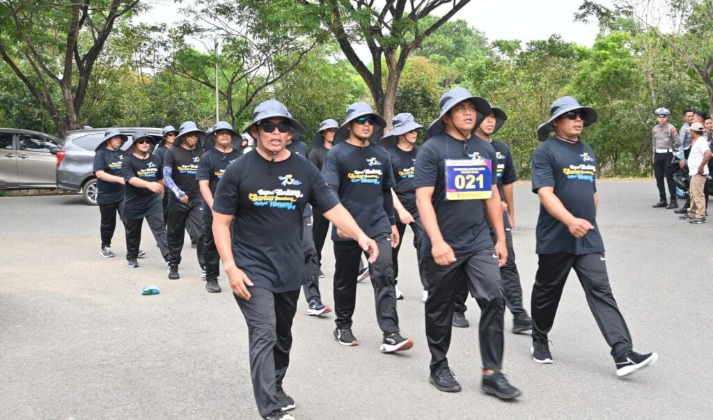 Thaufik Hidayat, Satu-Satunya Kepala SKPD Yang Jadi Peserta Gerak Jalan Sehat 1 img 20250810 wa00255995271486122273870