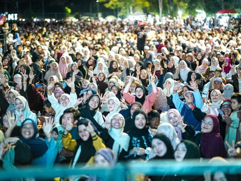 Gema Sholawat di Tengah Perayaan Kemerdekaan, Ribuan Warga Banjarbaru Berkumpul dalam Doa 1 WhatsApp Image 2026 08 23 at 17.59.51 768x577 1
